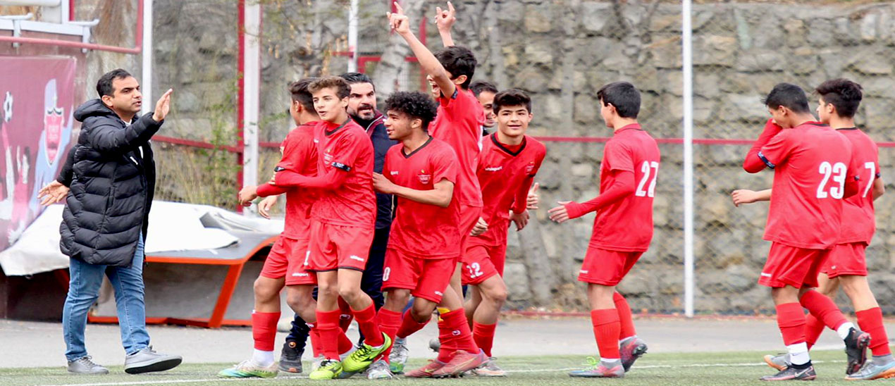 برتری نونهالان پرسپولیس در شرایط نامساعد جوی